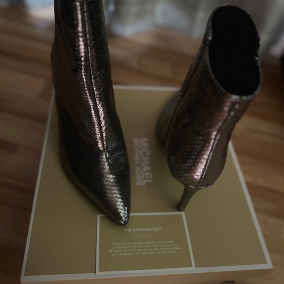 Iridescent BEAUTY - Picture 2 of 16